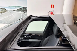musta Mercedes-Benz EQS SUV 2023 kuva 40.