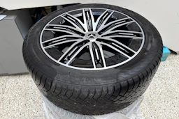 musta Mercedes-Benz EQS SUV 2023 kuva 11.