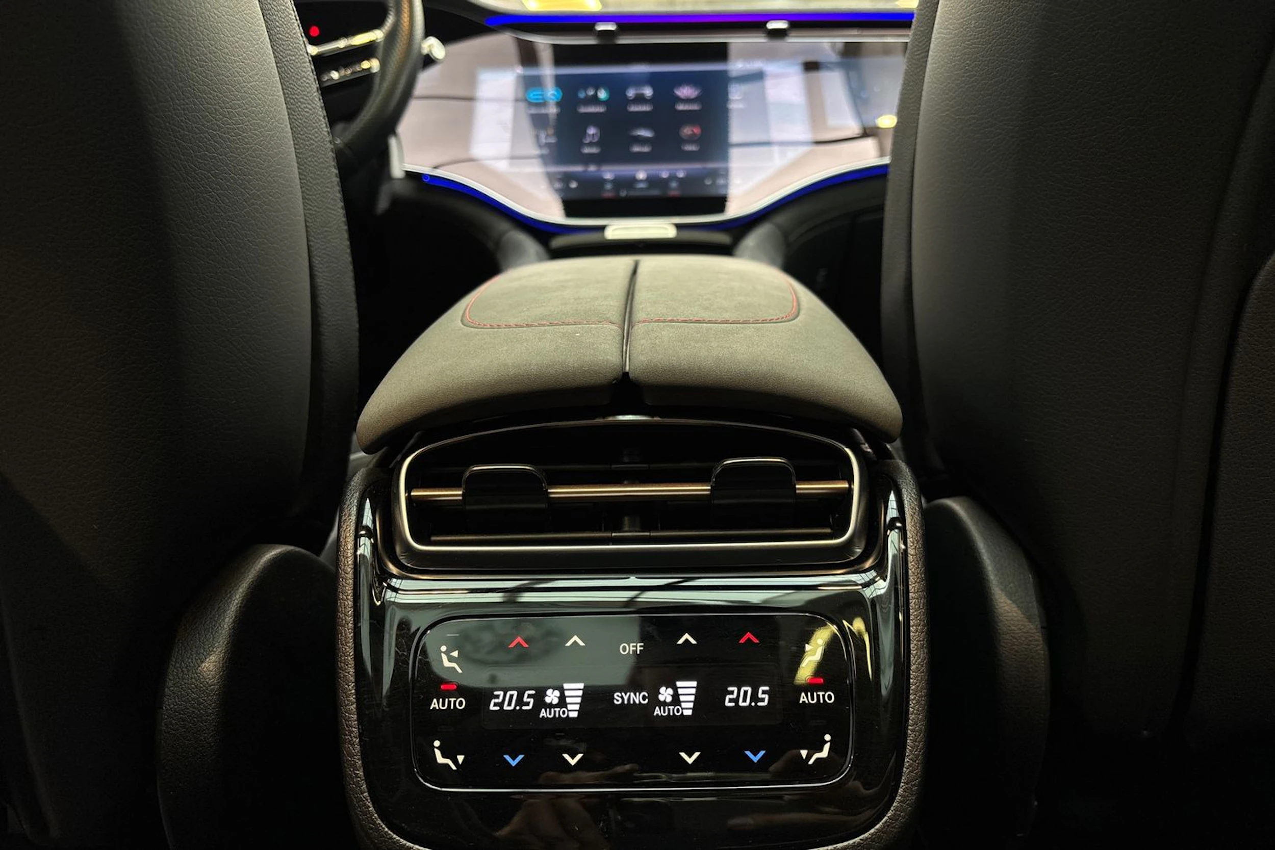 musta Mercedes-Benz EQS SUV 2023 kuva 18.