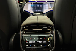 musta Mercedes-Benz EQS SUV 2023 kuva 18.