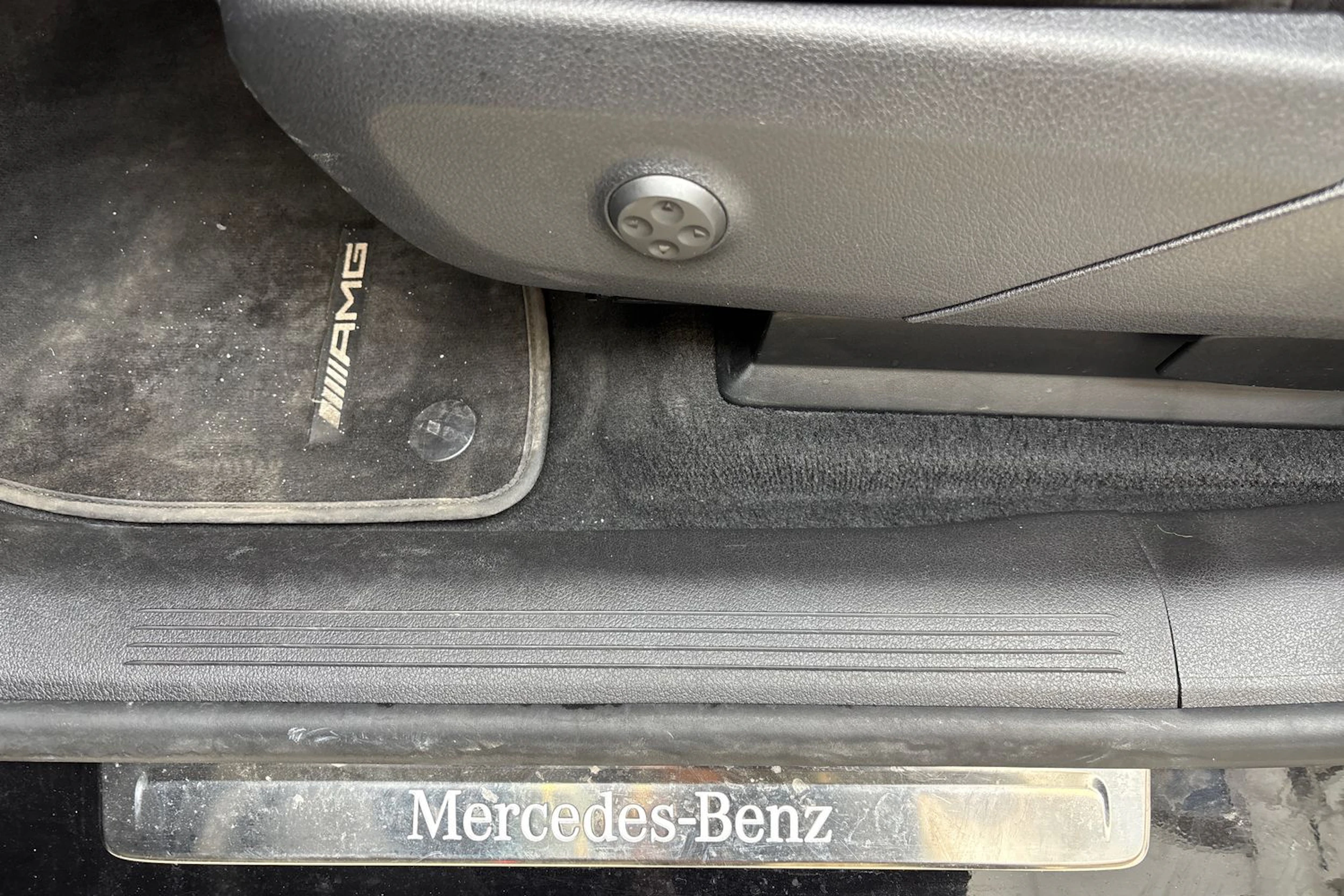 musta Mercedes-Benz EQS SUV 2023 kuva 19.