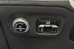 musta Mercedes-Benz EQS SUV 2023 kuva 21.