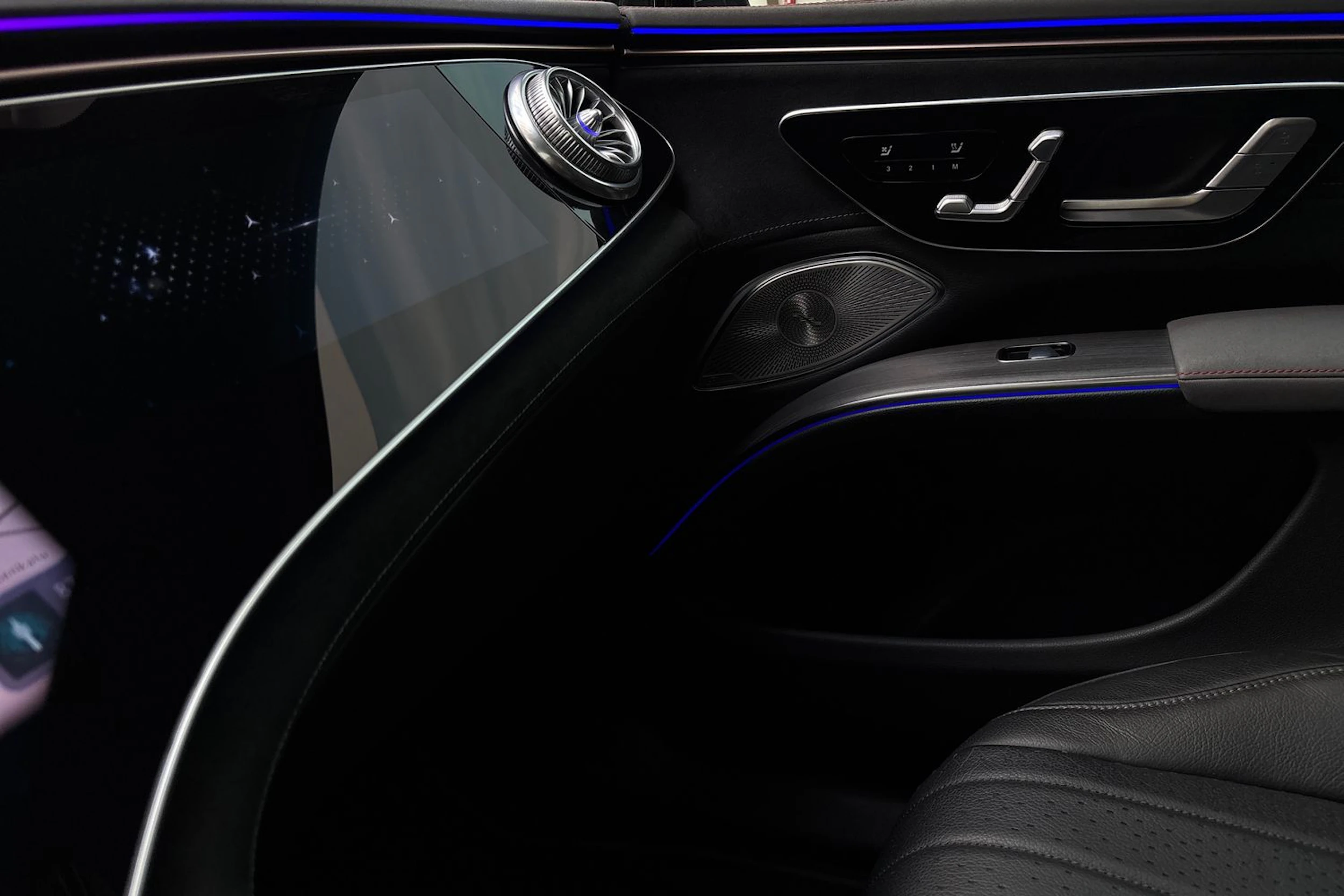 musta Mercedes-Benz EQS SUV 2023 kuva 33.