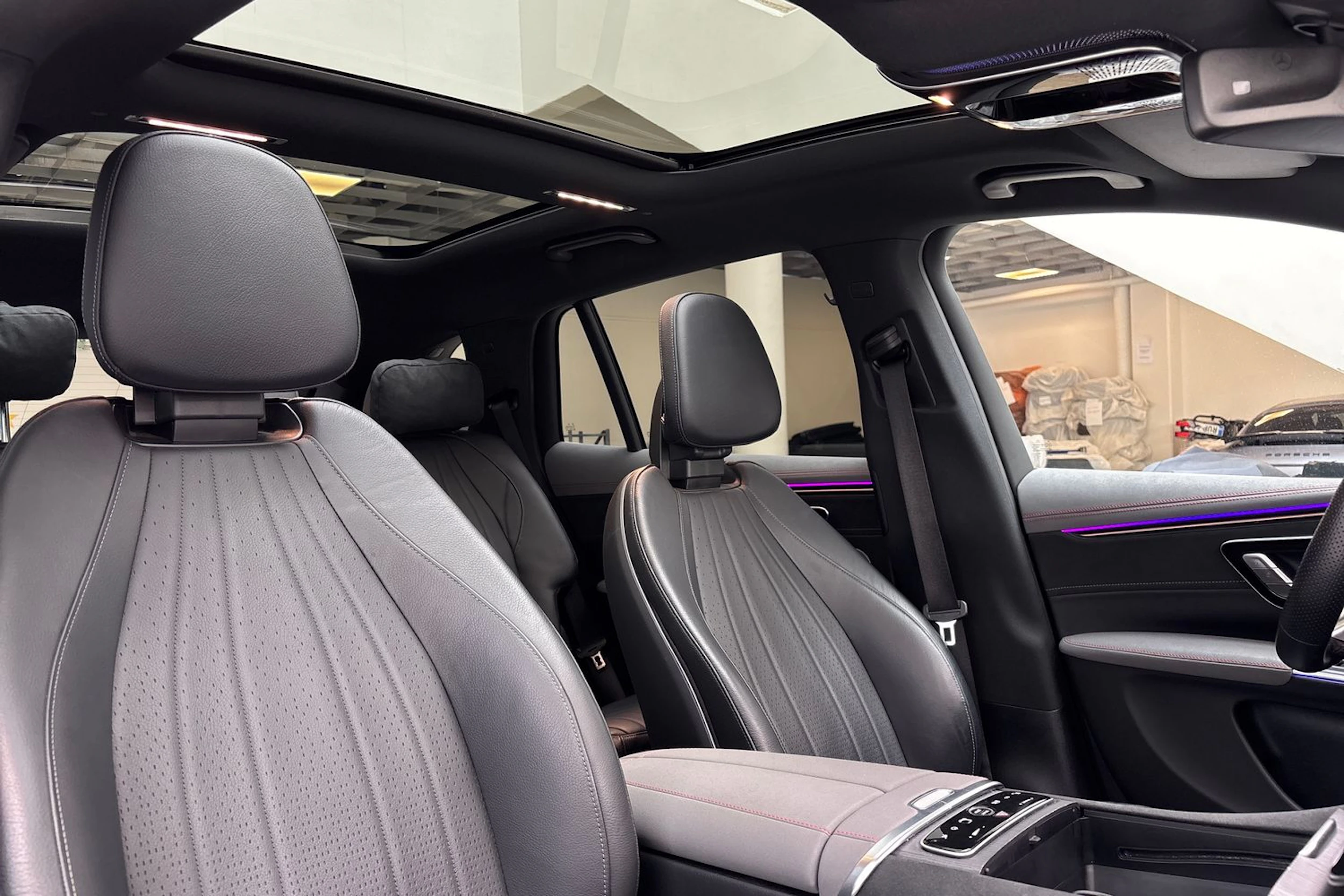 musta Mercedes-Benz EQS SUV 2023 kuva 35.