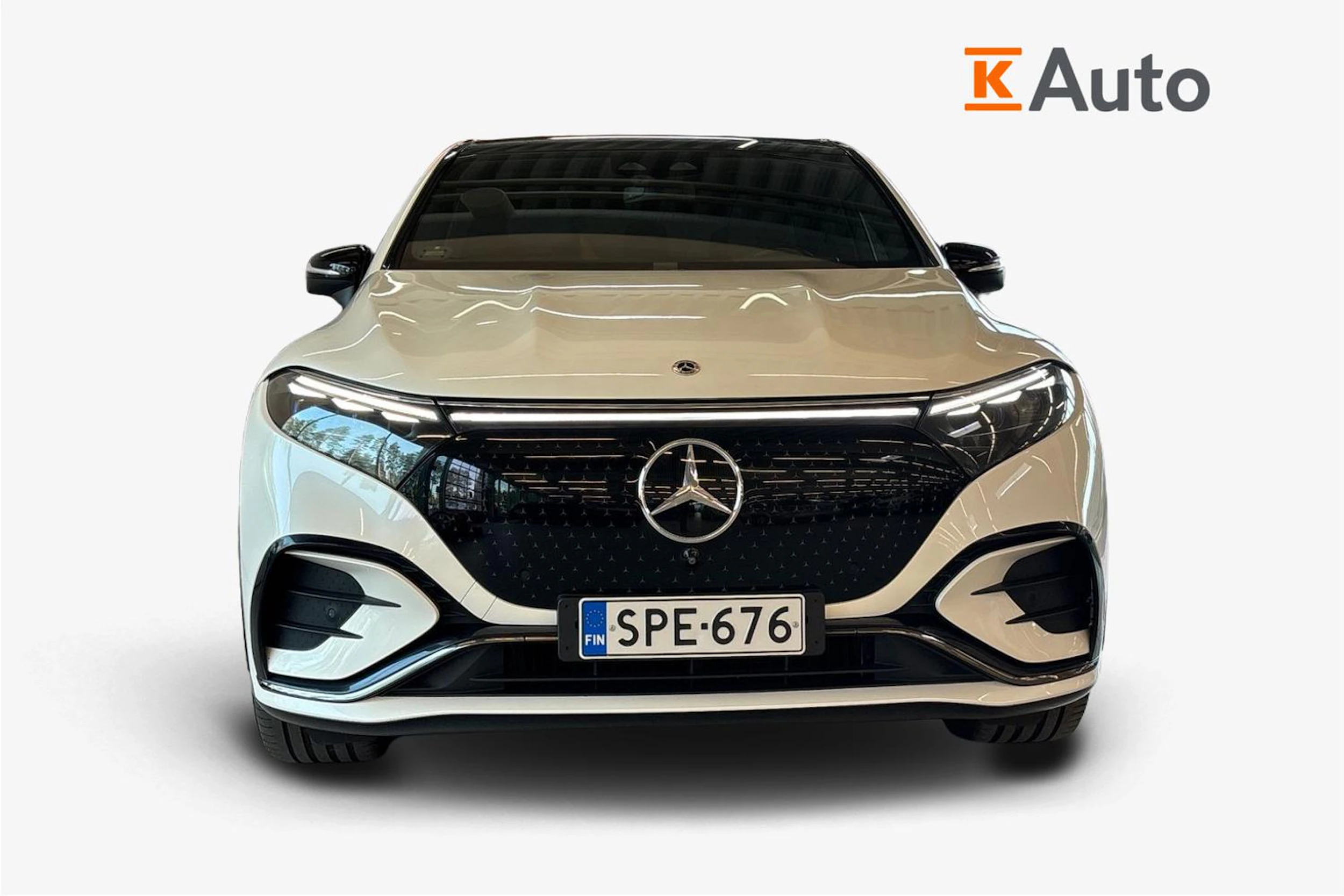 Valkoinen Mercedes-Benz EQS SUV 2023 kuva 4.