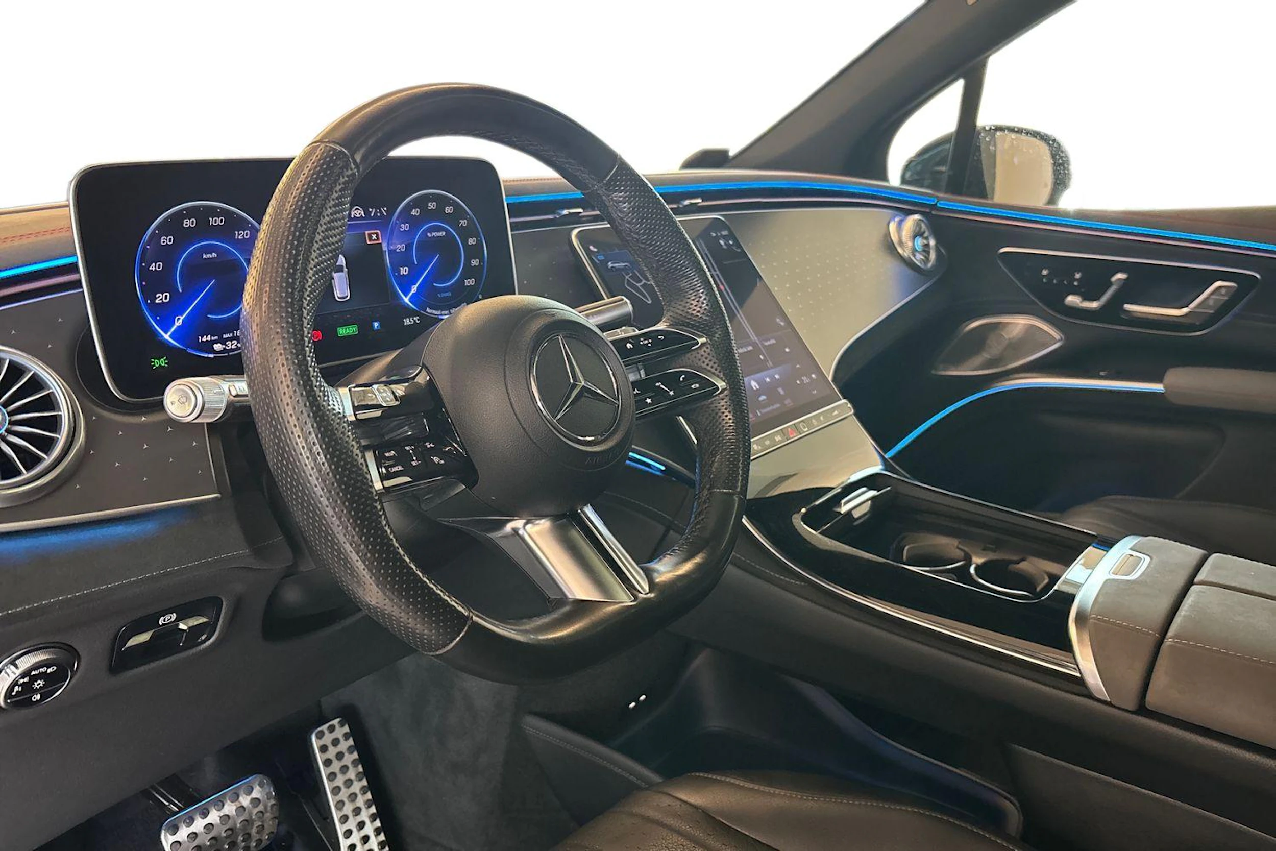 Valkoinen Mercedes-Benz EQS SUV 2023 kuva 6.