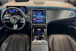 Valkoinen Mercedes-Benz EQS SUV 2023 kuva 7.
