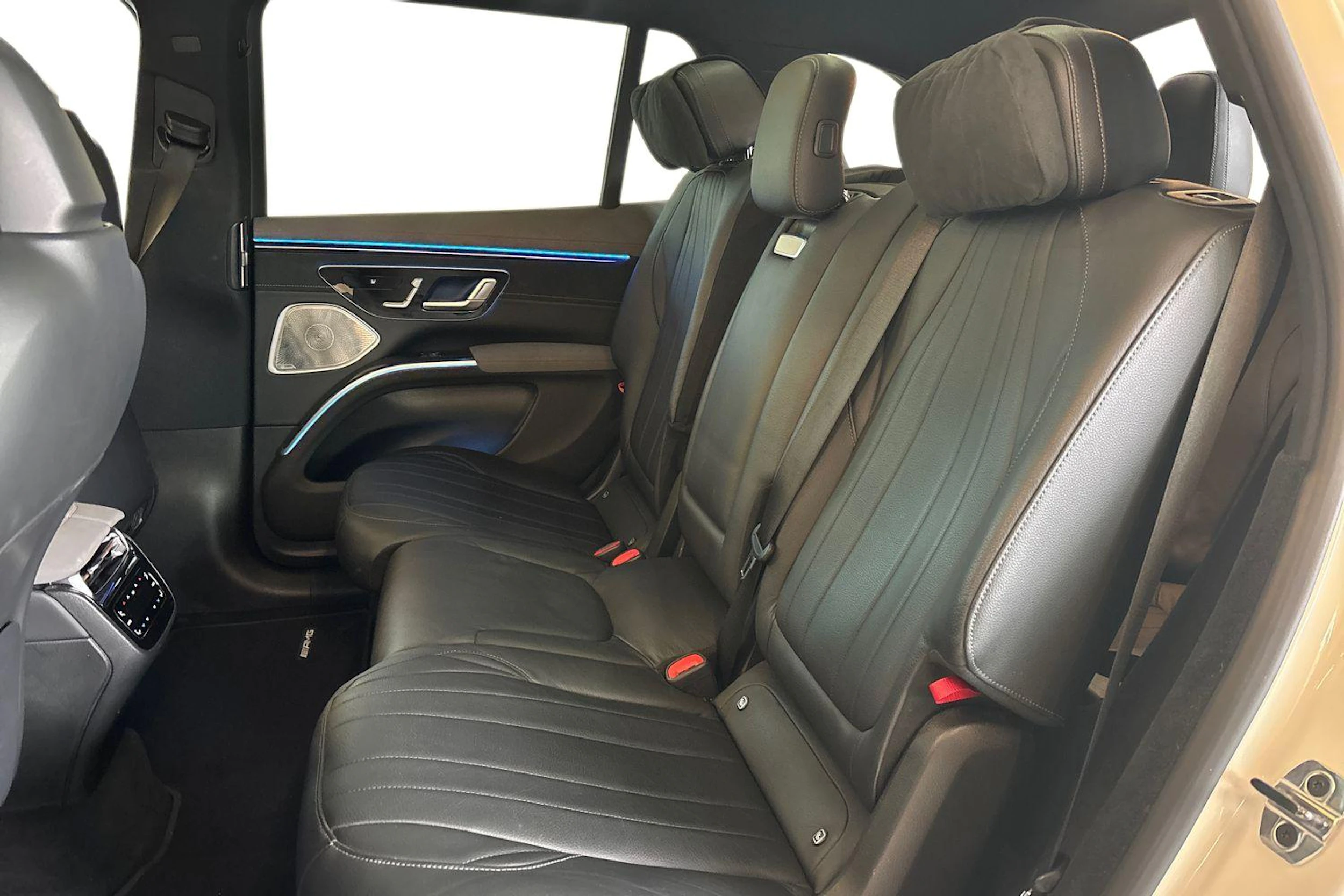 Valkoinen Mercedes-Benz EQS SUV 2023 kuva 8.