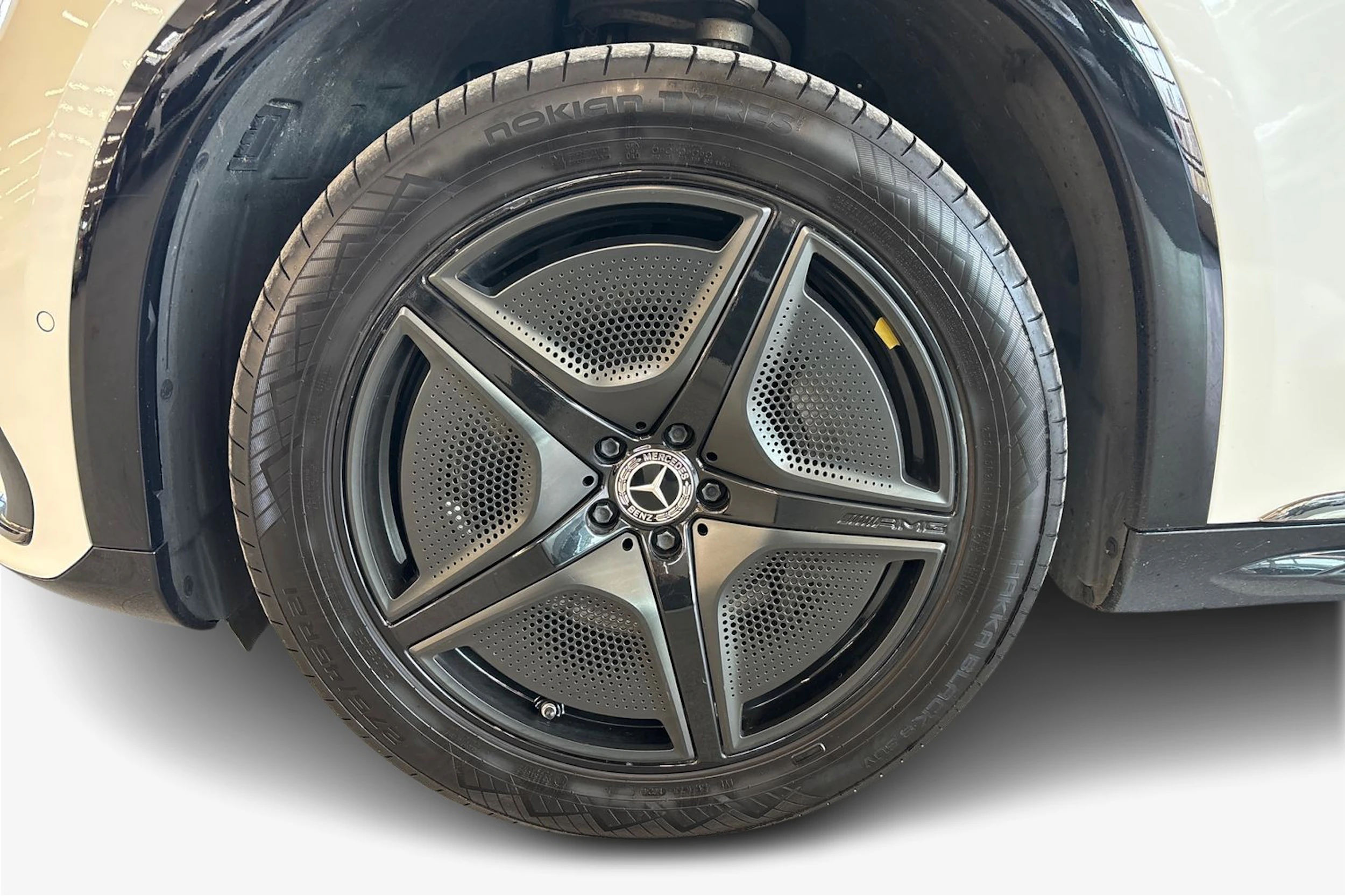 Valkoinen Mercedes-Benz EQS SUV 2023 kuva 9.