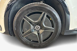 Valkoinen Mercedes-Benz EQS SUV 2023 kuva 9.