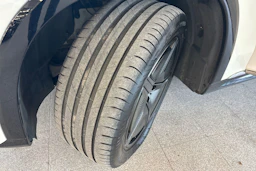 Valkoinen Mercedes-Benz EQS SUV 2023 kuva 10.