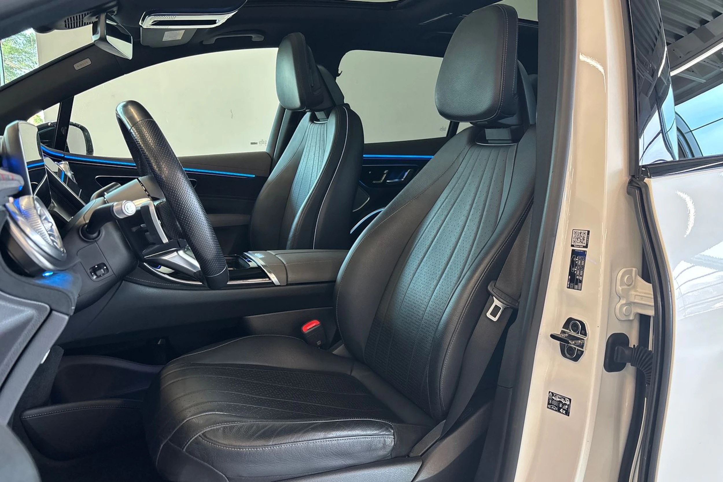Valkoinen Mercedes-Benz EQS SUV 2023 kuva 11.