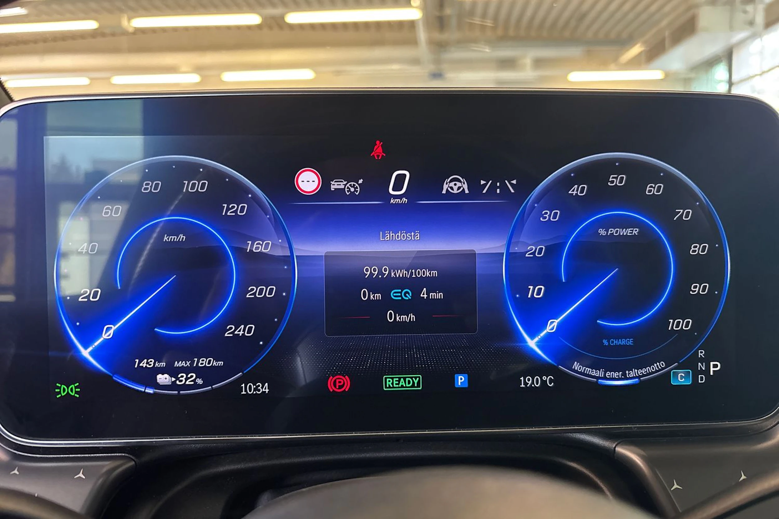 Valkoinen Mercedes-Benz EQS SUV 2023 kuva 14.