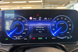 Valkoinen Mercedes-Benz EQS SUV 2023 kuva 14.