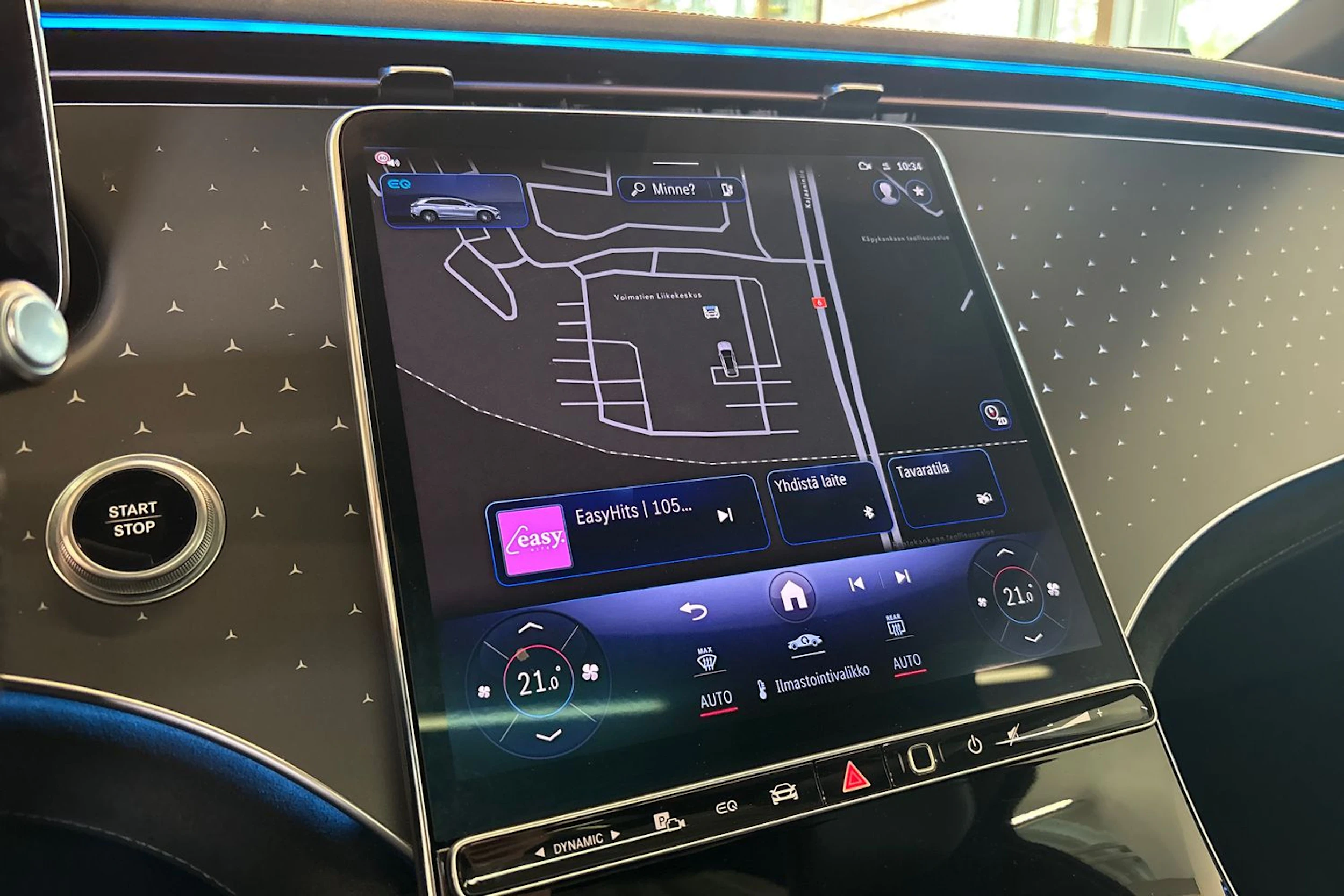 Valkoinen Mercedes-Benz EQS SUV 2023 kuva 17.