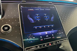 Valkoinen Mercedes-Benz EQS SUV 2023 kuva 18.