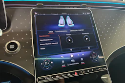 Valkoinen Mercedes-Benz EQS SUV 2023 kuva 19.