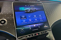 Valkoinen Mercedes-Benz EQS SUV 2023 kuva 20.