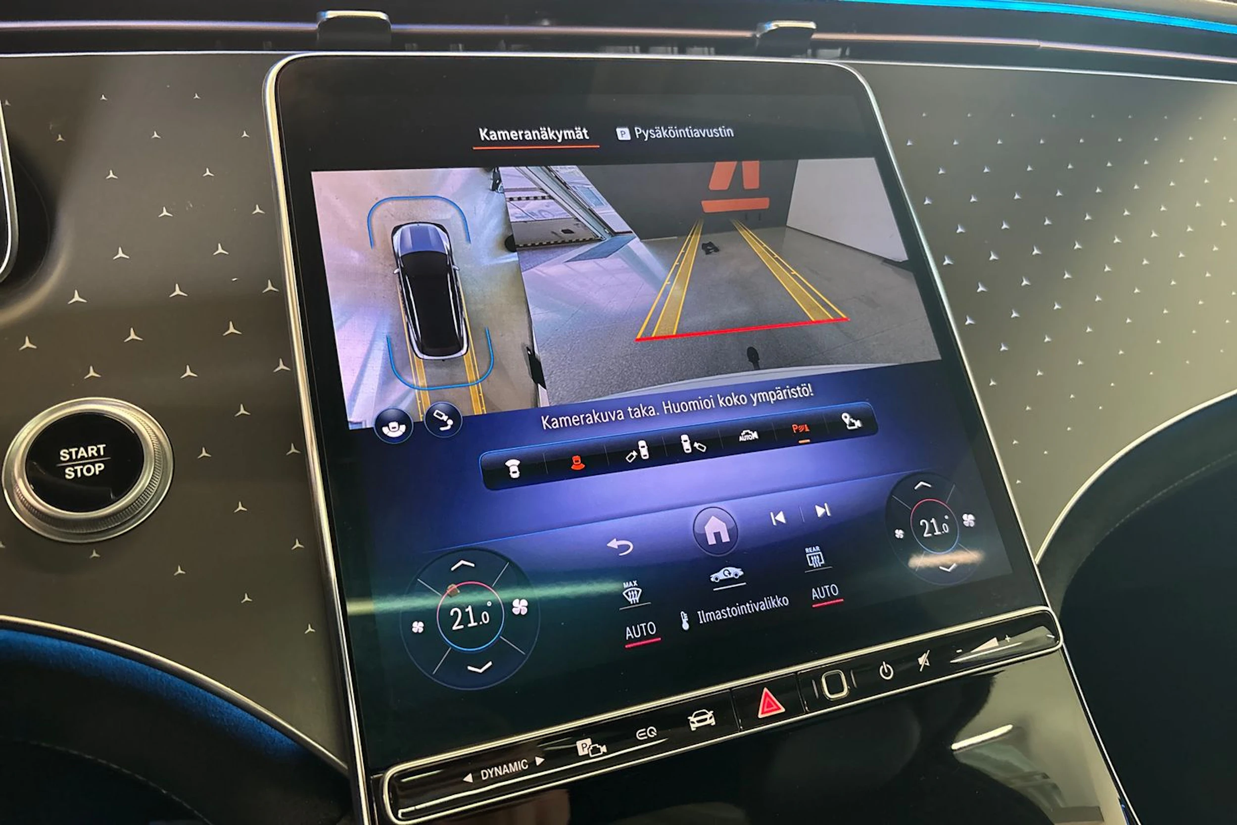 Valkoinen Mercedes-Benz EQS SUV 2023 kuva 21.