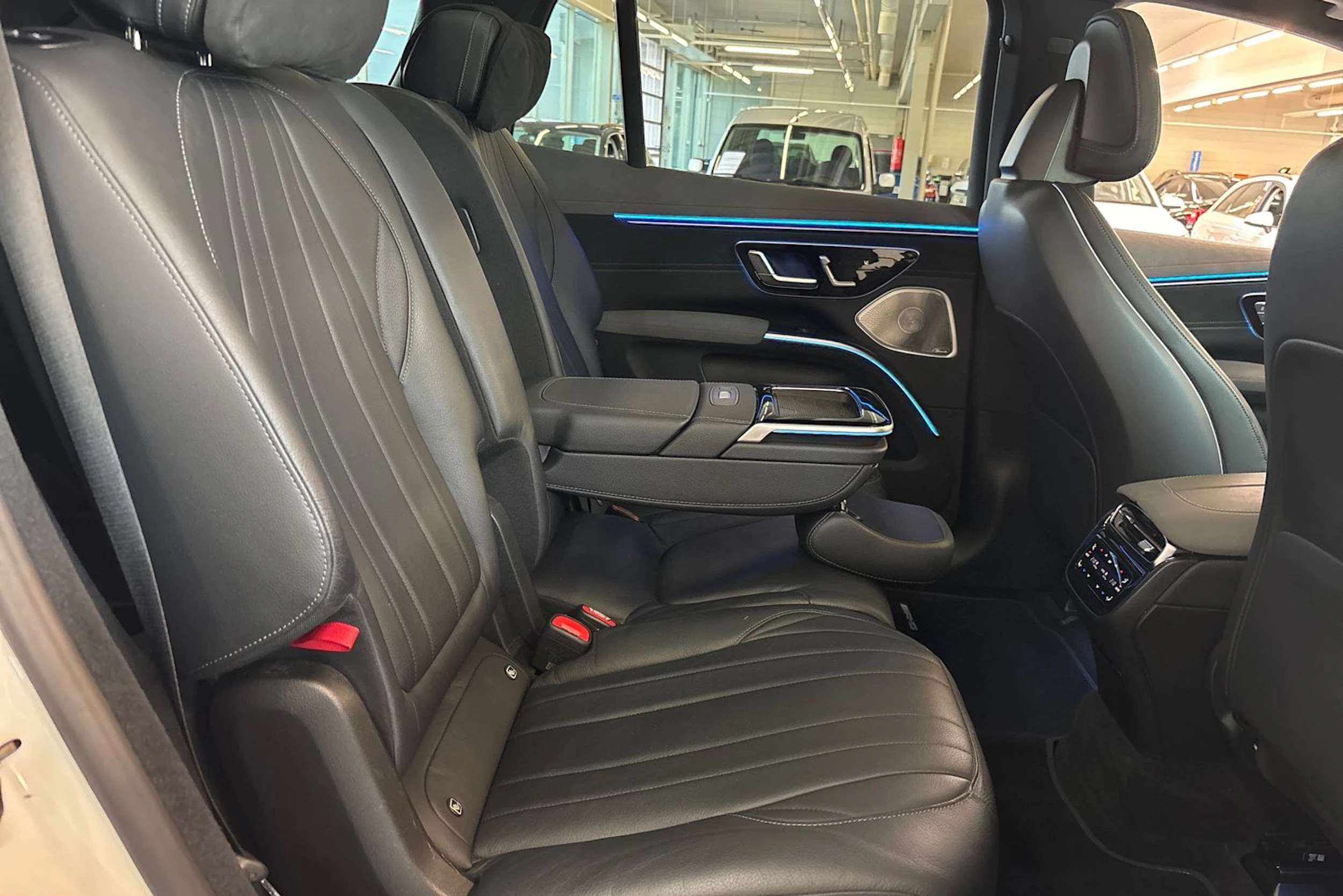 Valkoinen Mercedes-Benz EQS SUV 2023 kuva 23.