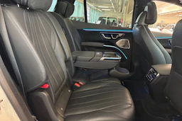 Valkoinen Mercedes-Benz EQS SUV 2023 kuva 23.