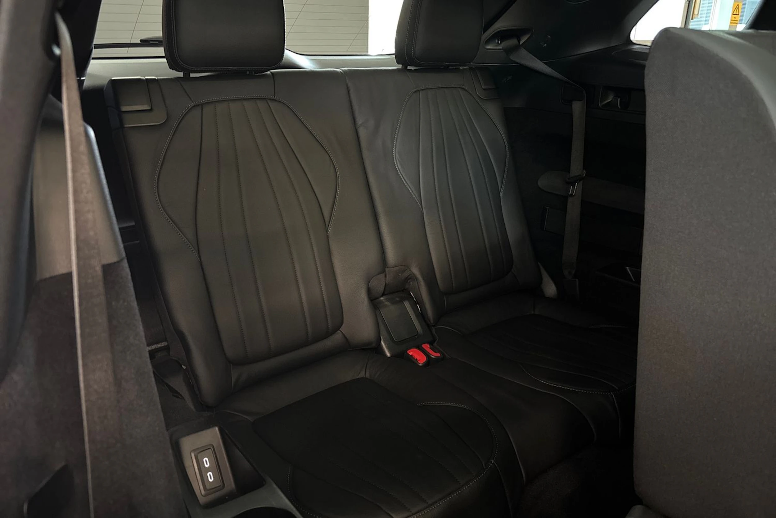 Valkoinen Mercedes-Benz EQS SUV 2023 kuva 24.