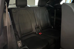 Valkoinen Mercedes-Benz EQS SUV 2023 kuva 24.