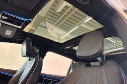 Valkoinen Mercedes-Benz EQS SUV 2023 kuva 25.