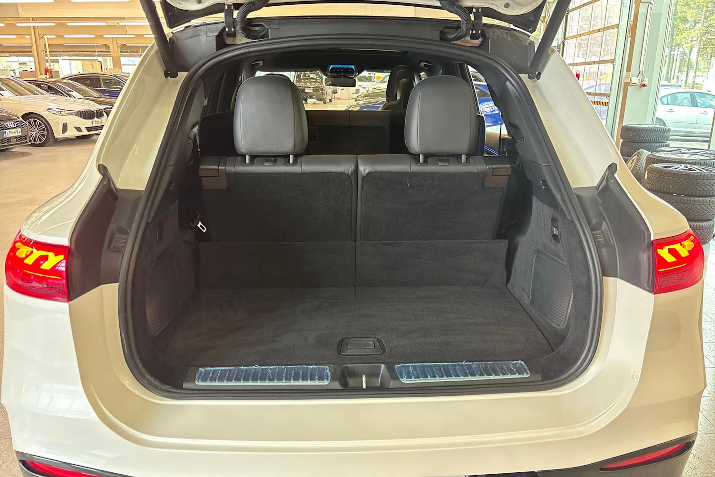 Valkoinen Mercedes-Benz EQS SUV 2023 kuva 26.