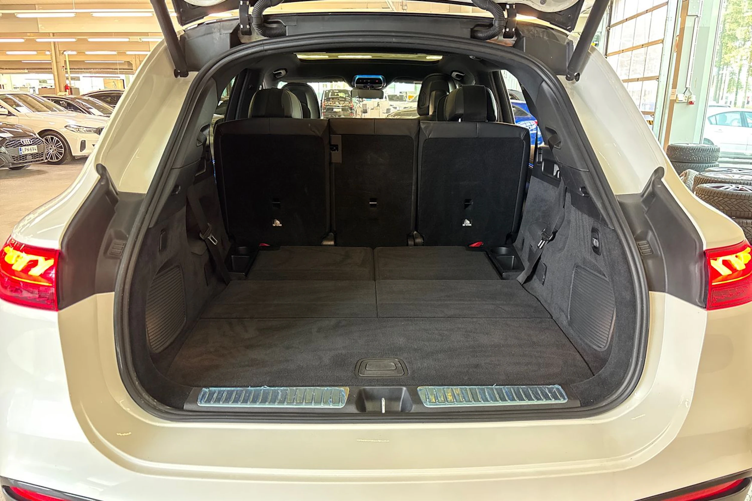 Valkoinen Mercedes-Benz EQS SUV 2023 kuva 27.