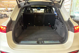 Valkoinen Mercedes-Benz EQS SUV 2023 kuva 27.