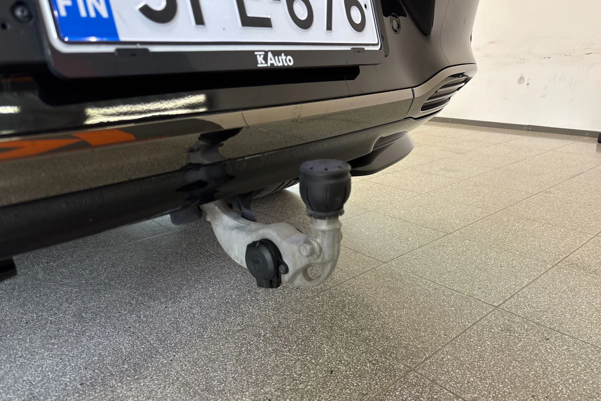 Valkoinen Mercedes-Benz EQS SUV 2023 kuva 30.