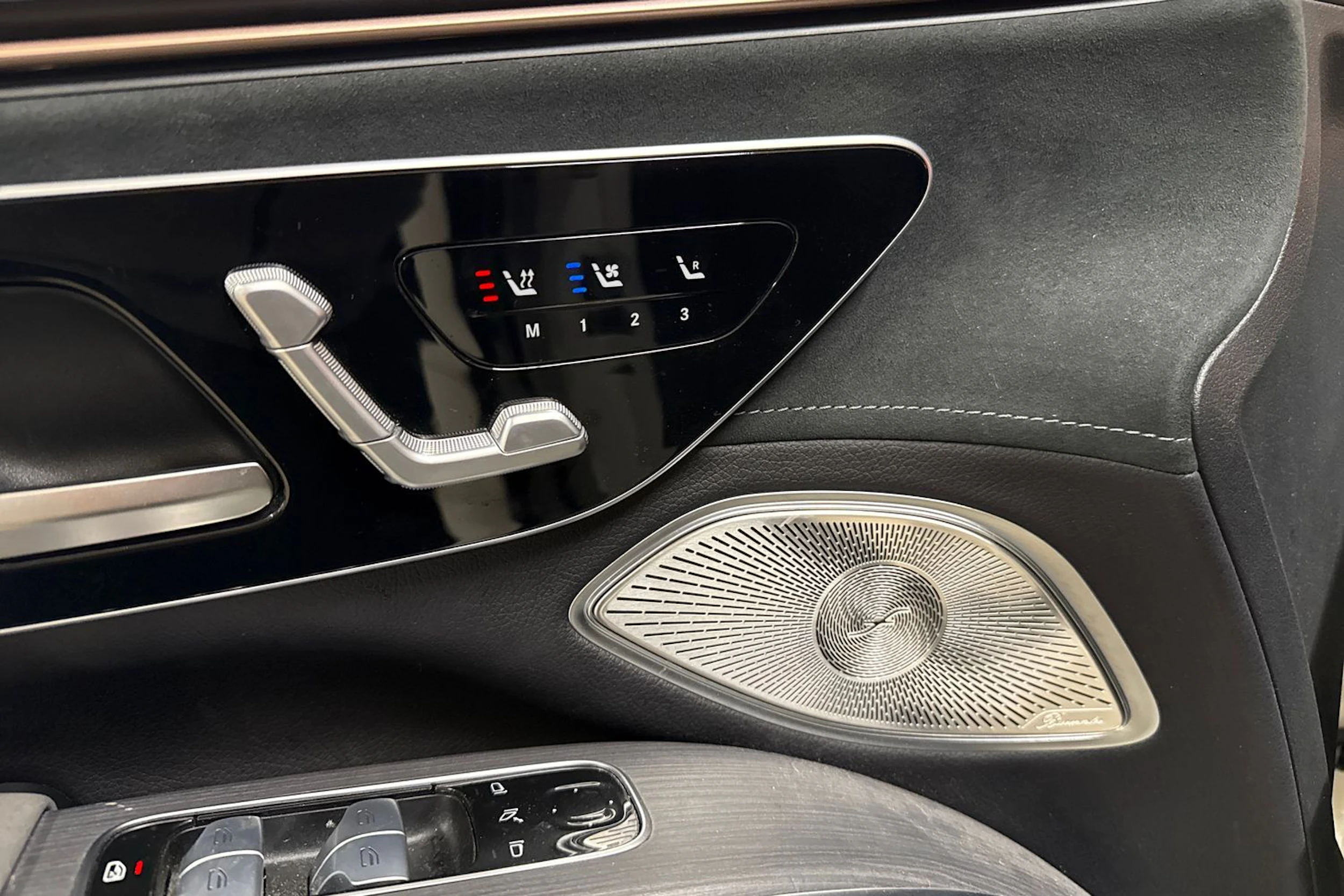 valkoinen Mercedes-Benz EQS SUV 2023 kuva 4.