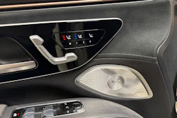 valkoinen Mercedes-Benz EQS SUV 2023 kuva 4.