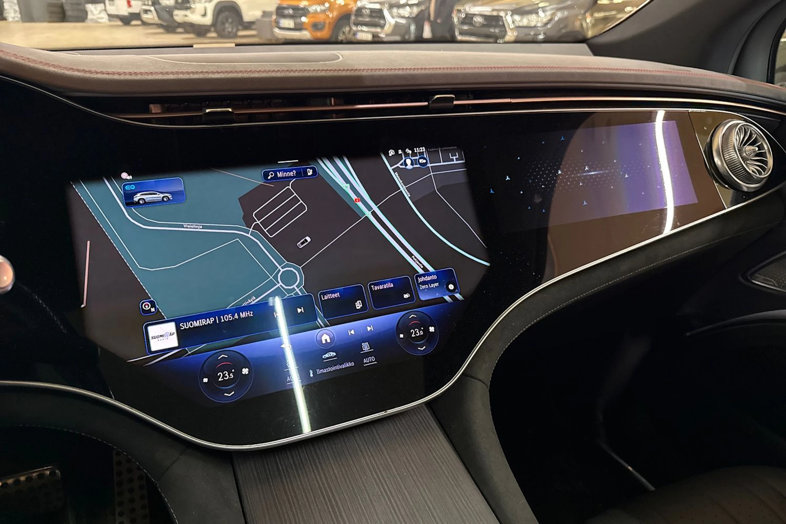 valkoinen Mercedes-Benz EQS SUV 2023 kuva 6.