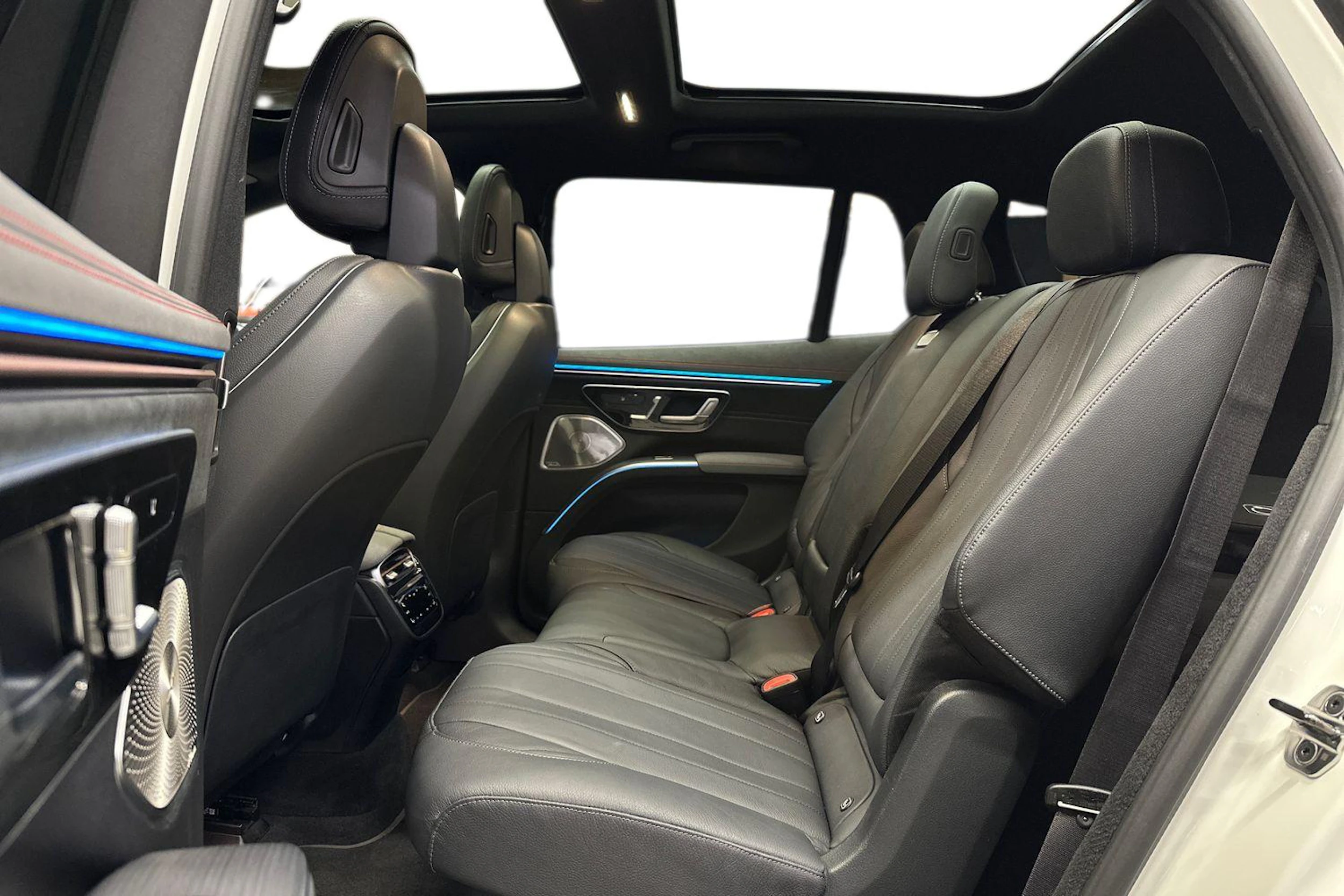 valkoinen Mercedes-Benz EQS SUV 2023 kuva 8.