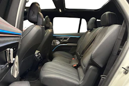 valkoinen Mercedes-Benz EQS SUV 2023 kuva 8.