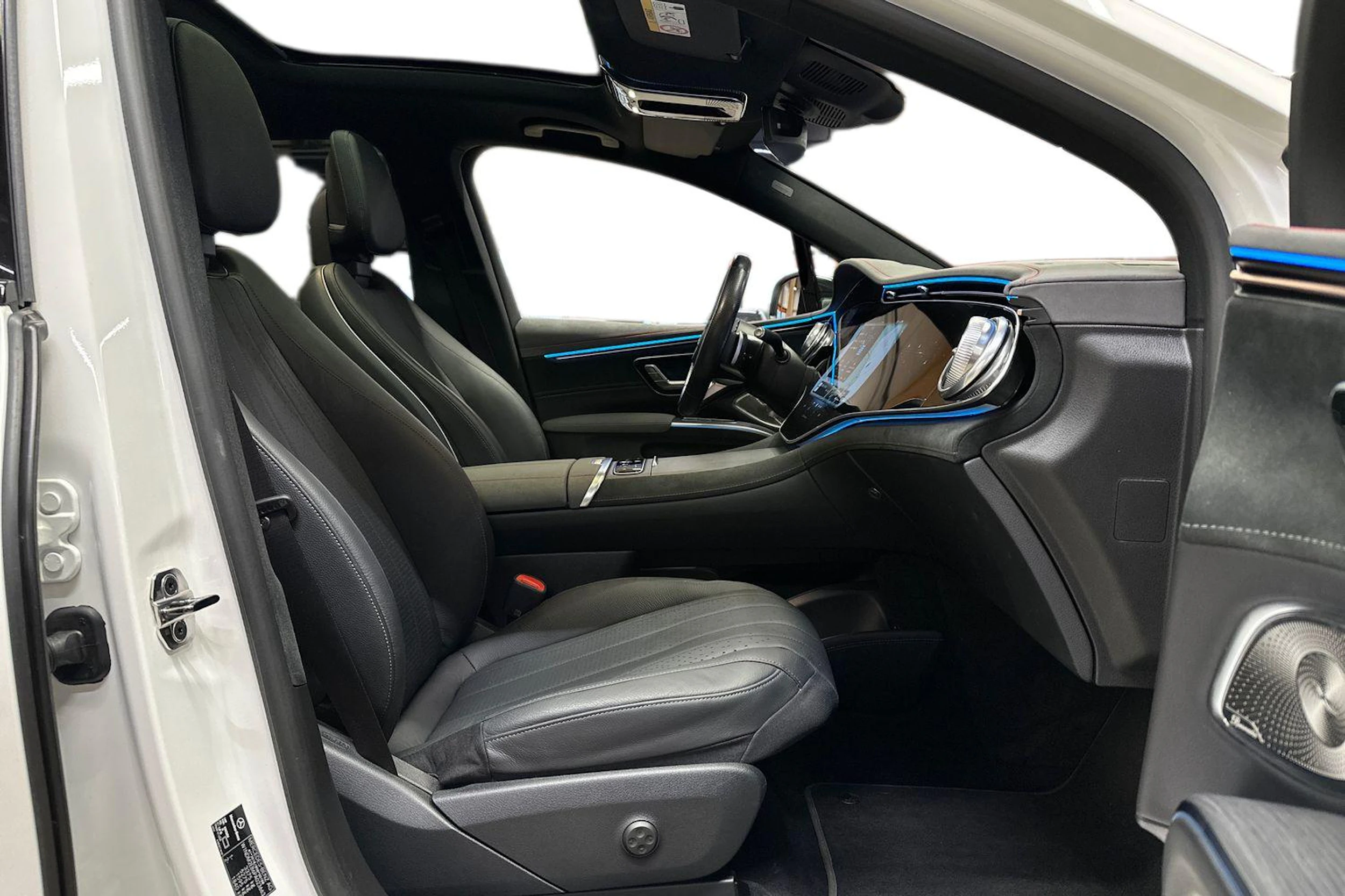 valkoinen Mercedes-Benz EQS SUV 2023 kuva 9.