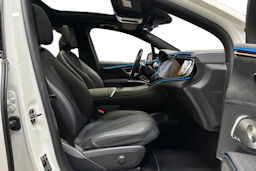 valkoinen Mercedes-Benz EQS SUV 2023 kuva 9.