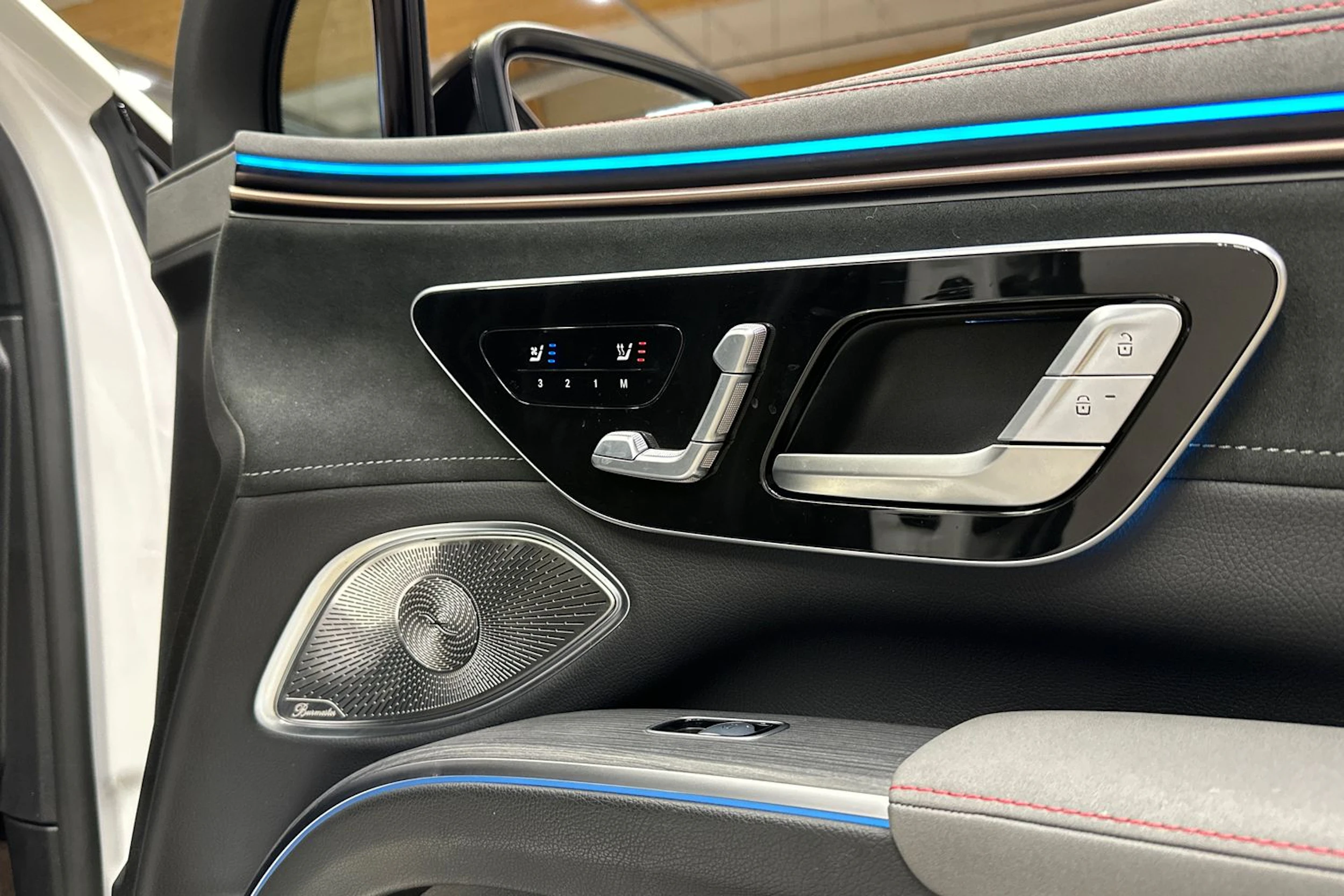 valkoinen Mercedes-Benz EQS SUV 2023 kuva 11.