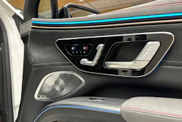 valkoinen Mercedes-Benz EQS SUV 2023 kuva 11.