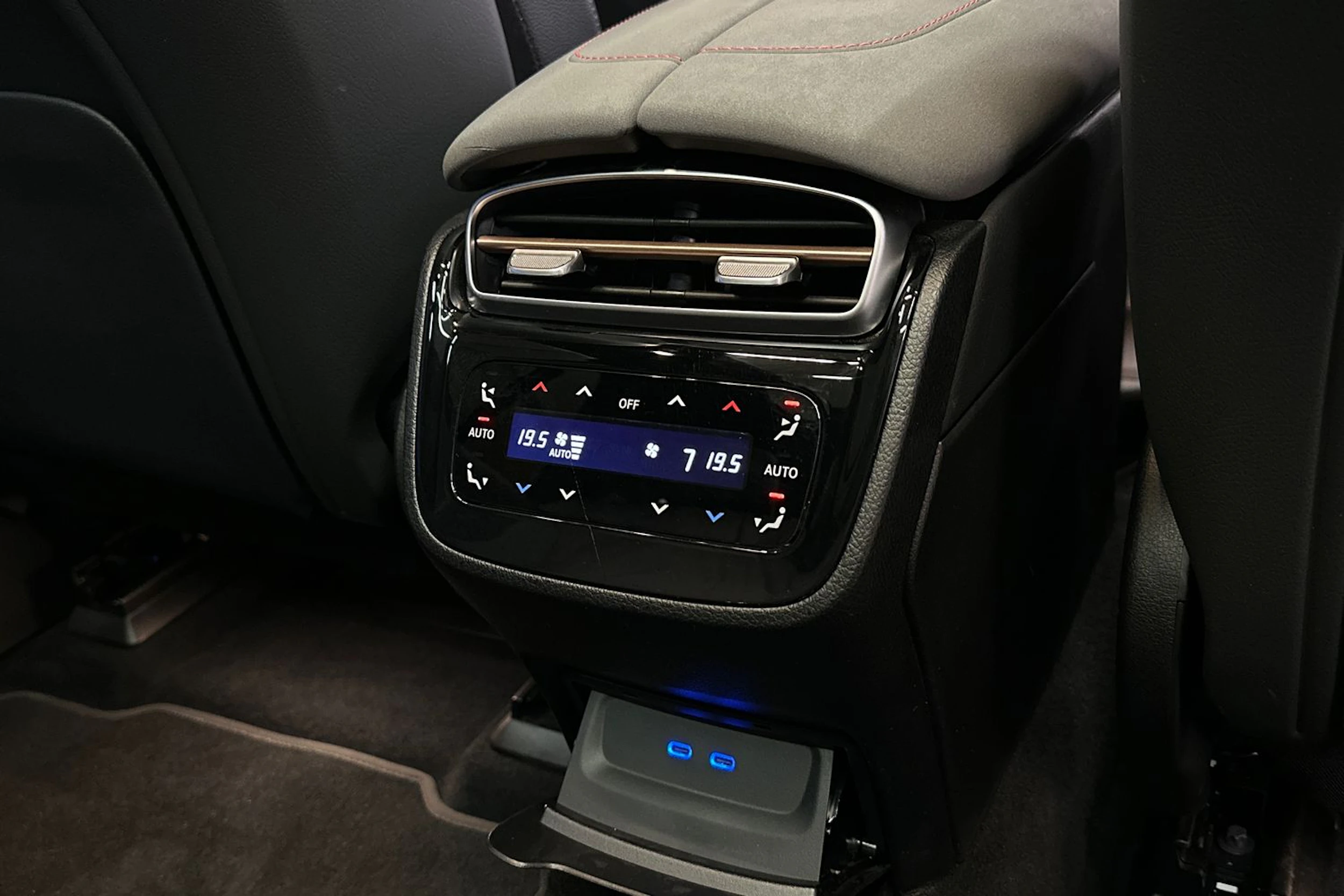 valkoinen Mercedes-Benz EQS SUV 2023 kuva 13.
