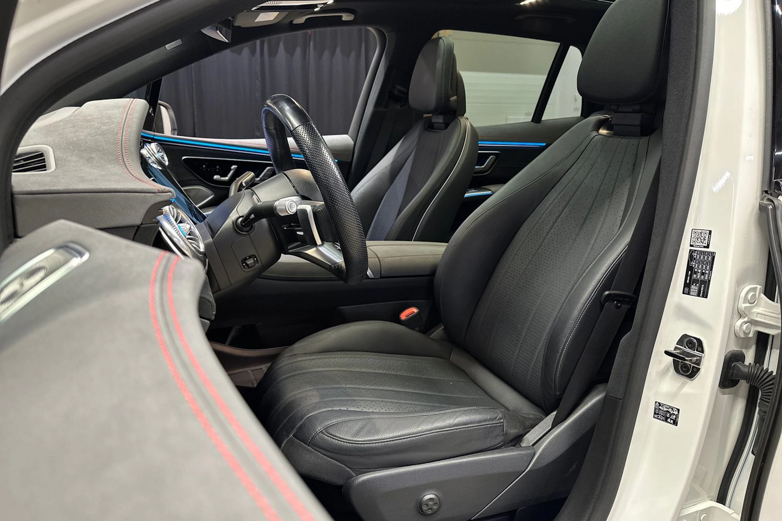 valkoinen Mercedes-Benz EQS SUV 2023 kuva 14.