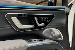 valkoinen Mercedes-Benz EQS SUV 2023 kuva 16.
