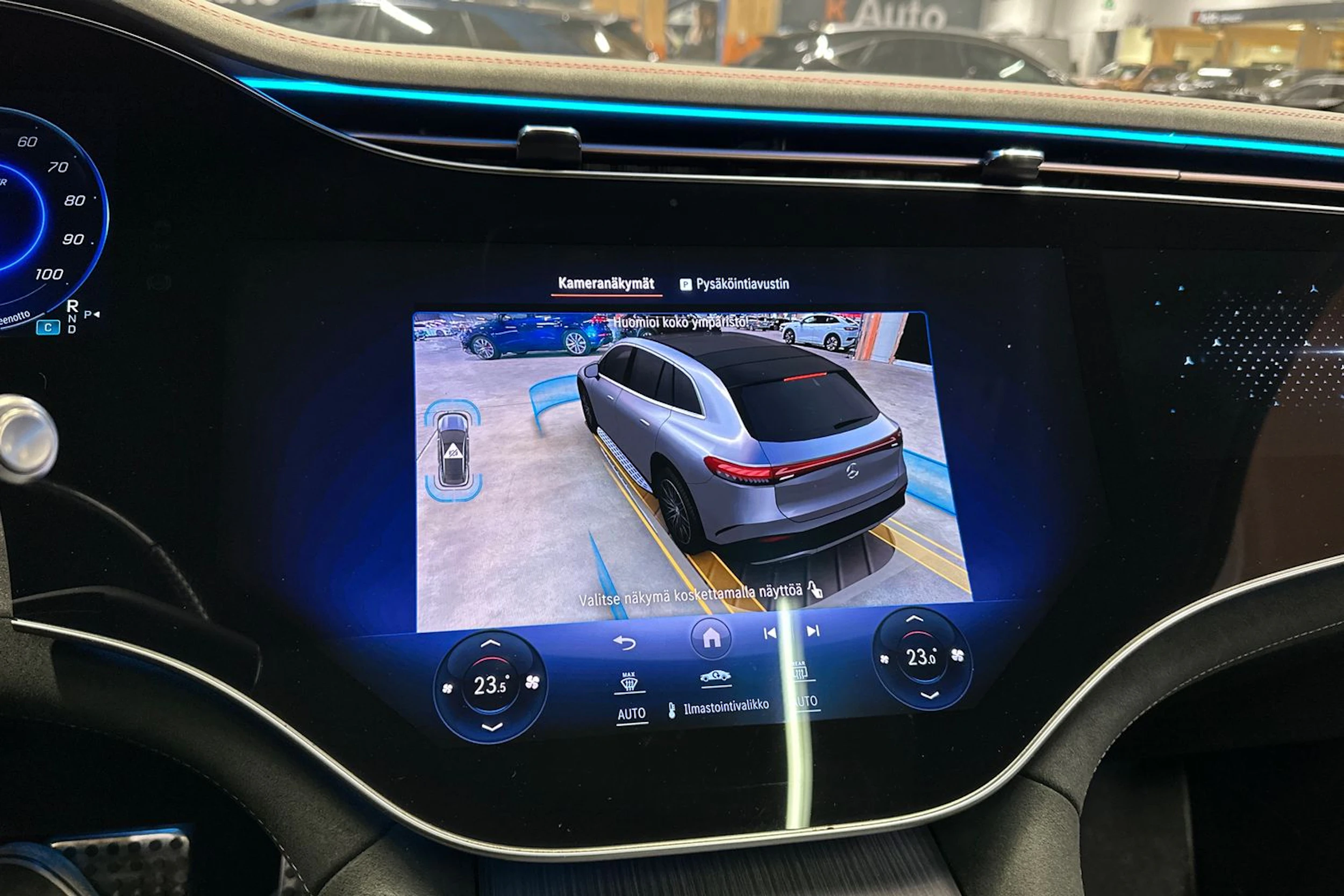 valkoinen Mercedes-Benz EQS SUV 2023 kuva 18.