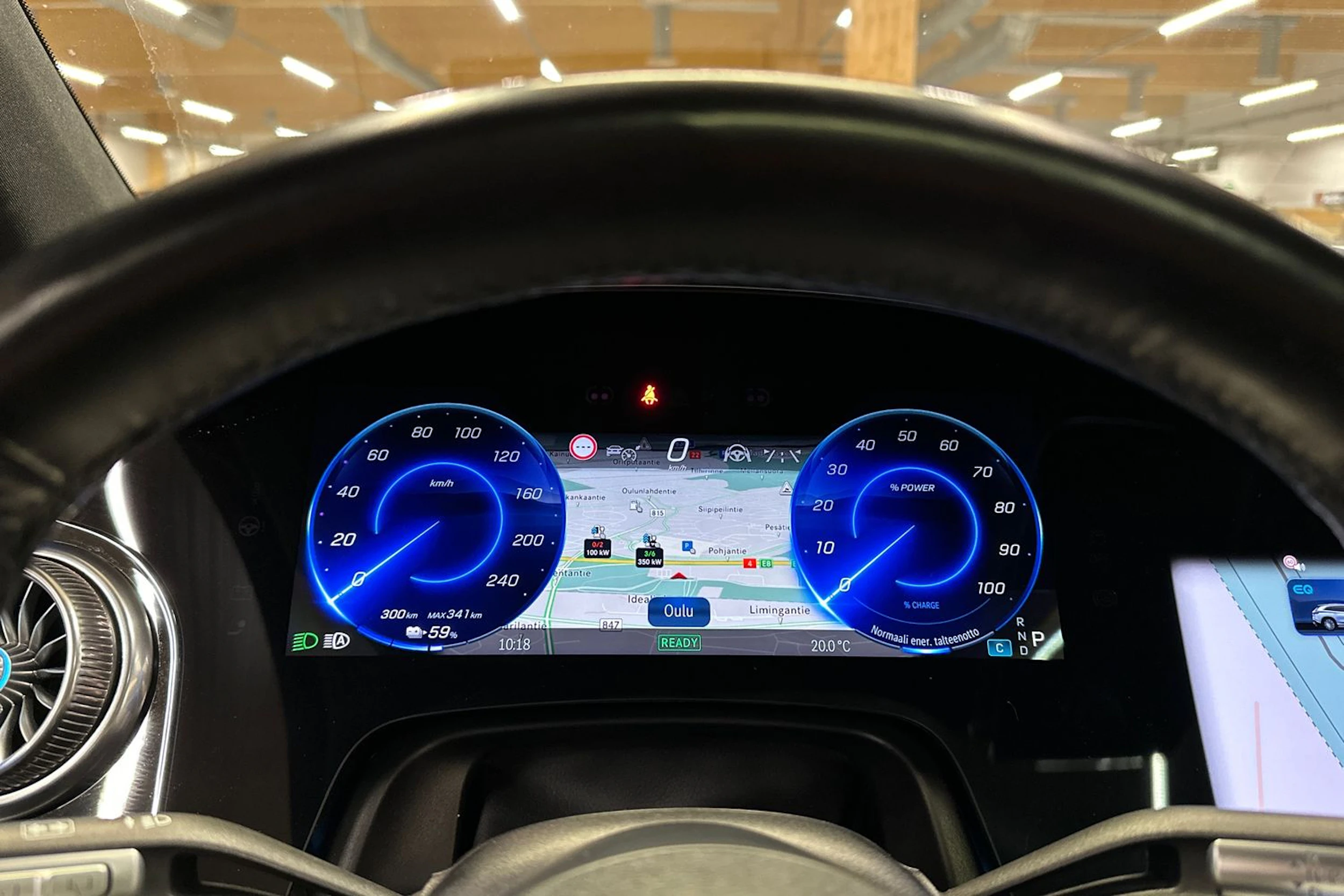 valkoinen Mercedes-Benz EQS SUV 2023 kuva 27.
