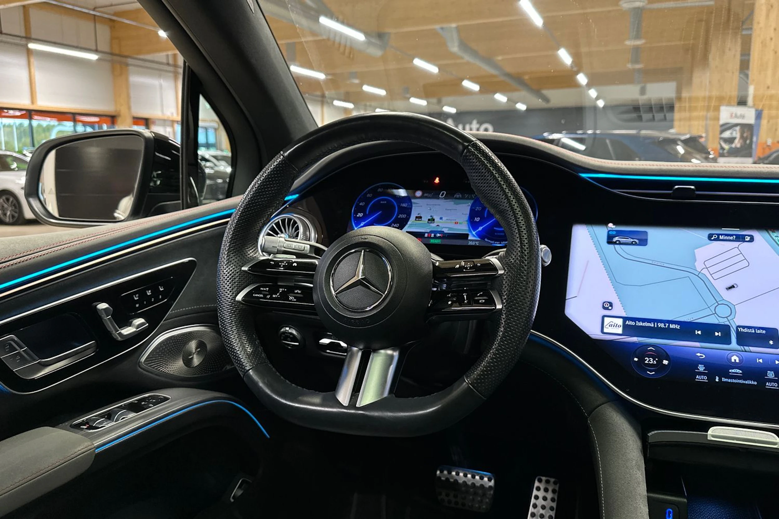 valkoinen Mercedes-Benz EQS SUV 2023 kuva 28.