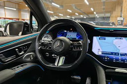 valkoinen Mercedes-Benz EQS SUV 2023 kuva 28.