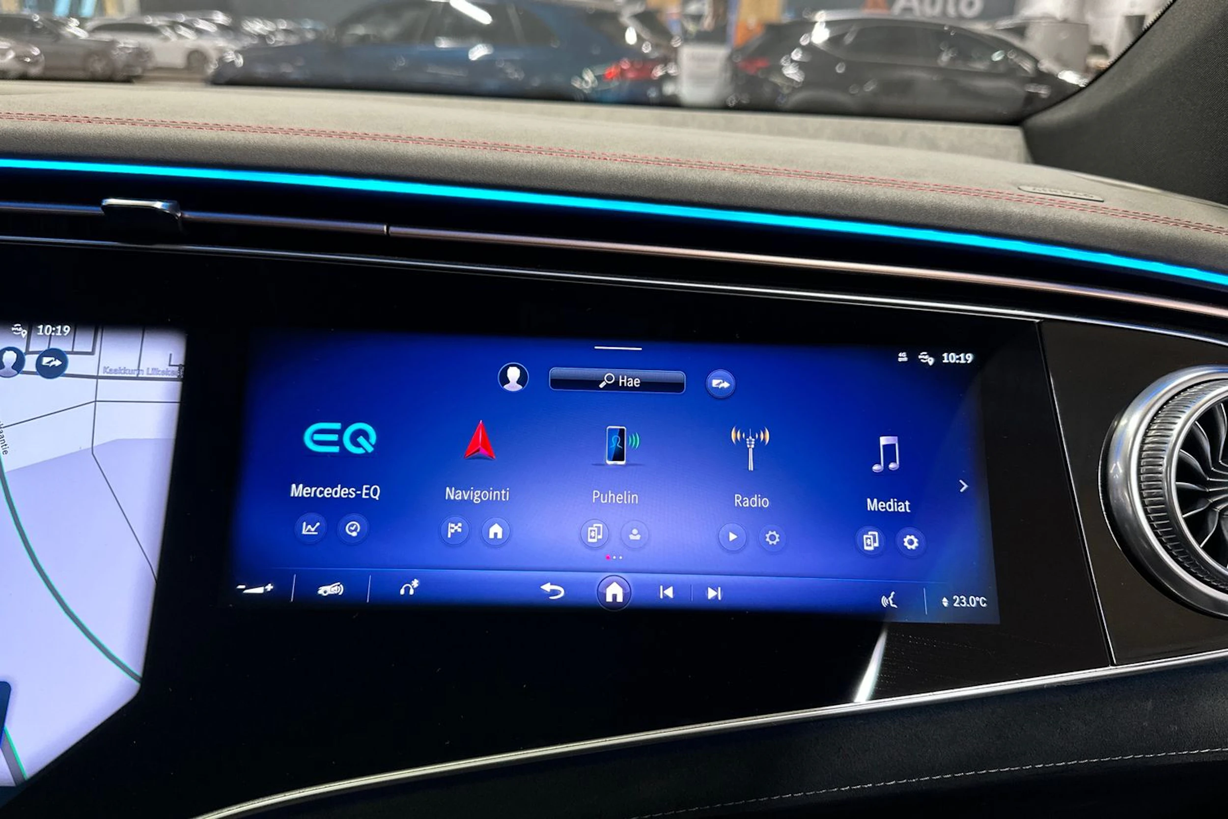 valkoinen Mercedes-Benz EQS SUV 2023 kuva 29.