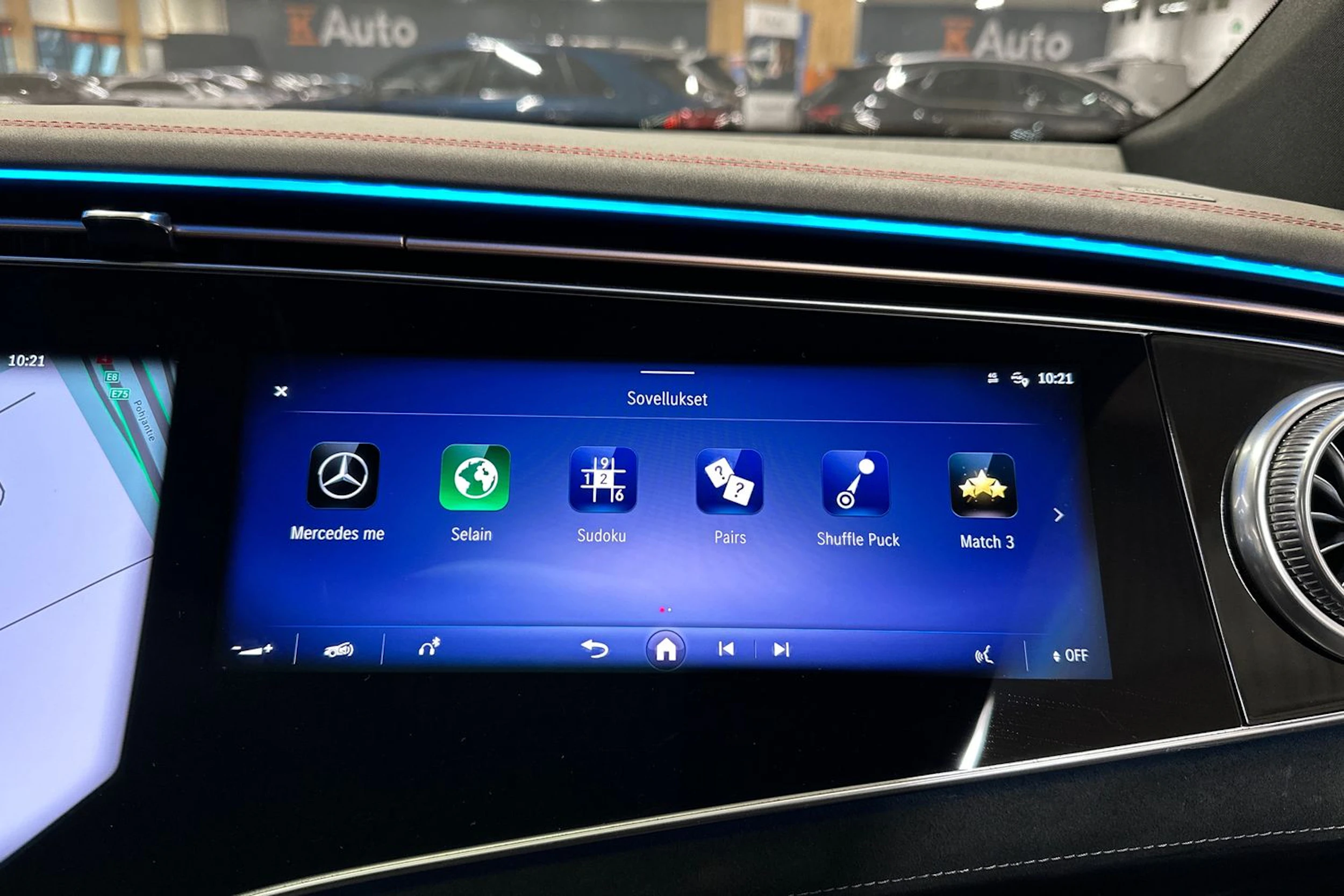 valkoinen Mercedes-Benz EQS SUV 2023 kuva 31.